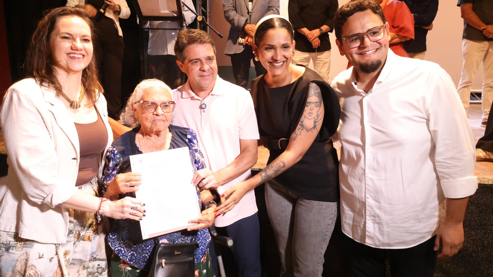 Prefeitura de Fortaleza entrega 158 papéis da casa e anuncia mais 4,7 mil matrículas